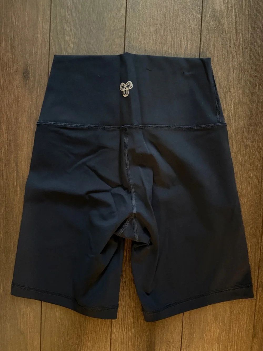 TNA Action navy bike shorts 7” XS - Picture 2 of 3